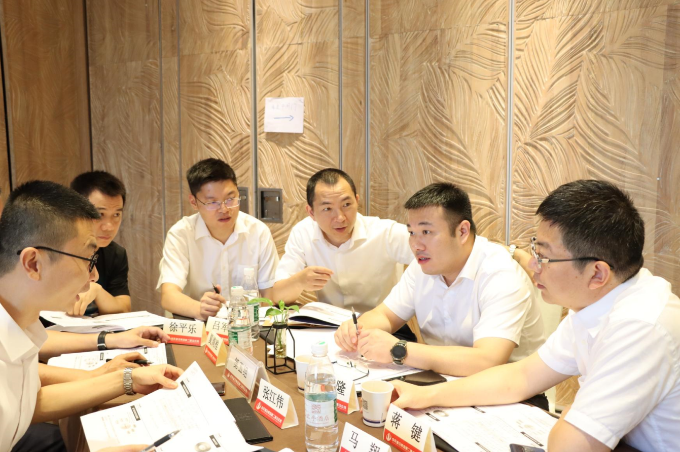 2021年6月25日-26日，东升国际二建组织开展了2021年中高层主管执行力培训。本次培训特邀清华、北大、上海交大总裁班讲师，中国企业家协会特聘高级讲师许晋老师进行授课。